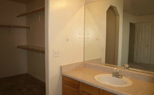 Building Photo - 8400 E Stevens Dr