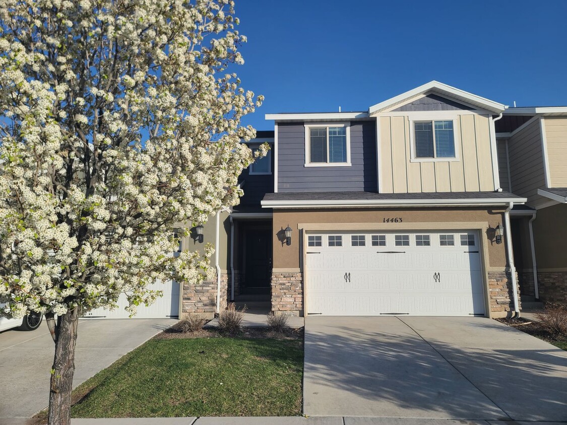 Foto principal - 3 Bed 2.5 Bath Available June 1st