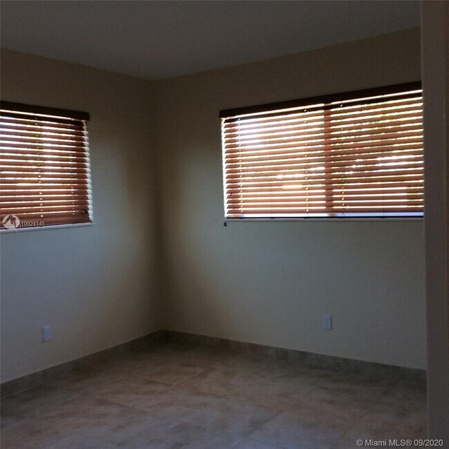 Foto del edificio - 1310 NE 127th St