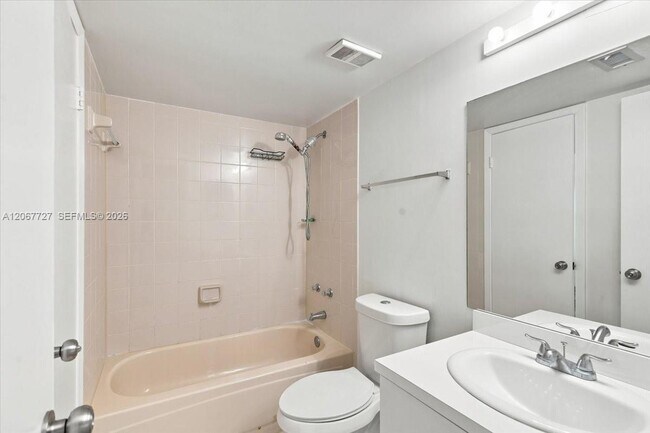 Foto del edificio - 8660 SW 212th St