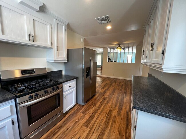 Foto del edificio - 7900 Shoshone Ave