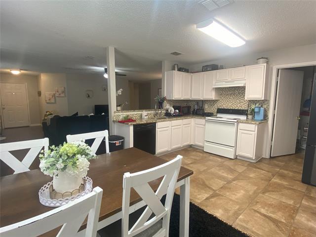 Foto del edificio - 2224 Maple Dr