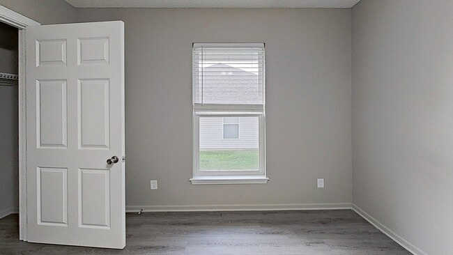 Building Photo - Oak Grove 2 Bedroom 1 1/2 Bath Duplex