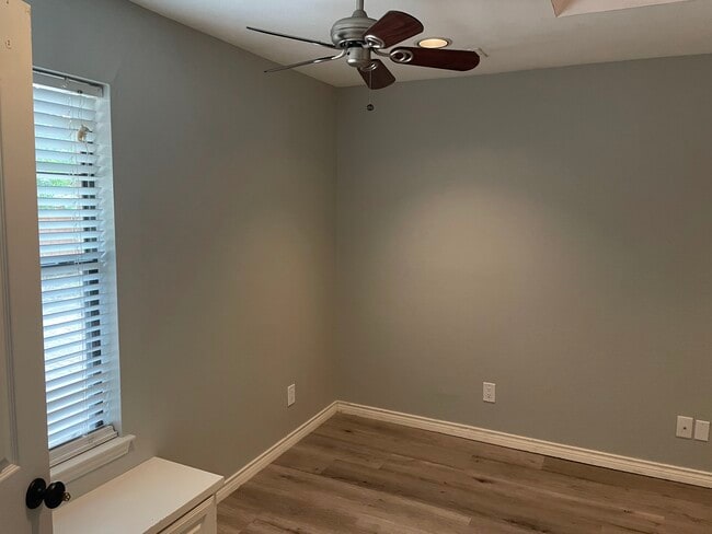 Foto del edificio - 1504 Flintwood Dr