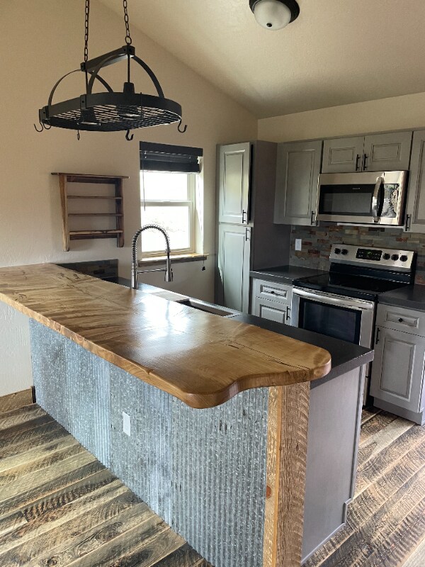 Foto del edificio - 6244-6243 Three Needles Ln