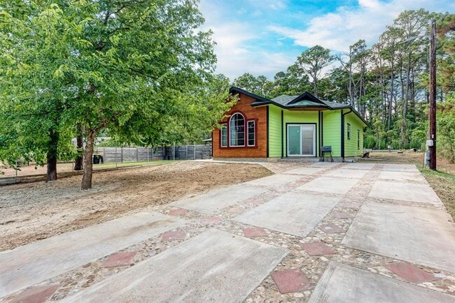 Building Photo - 124 Pinewood Dr