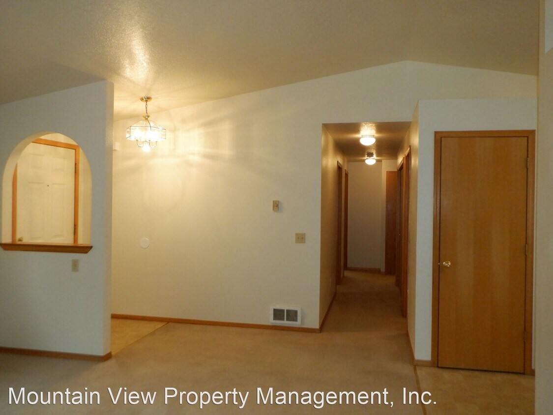 Foto principal - 3 br, 2 bath House - 1670 NE Heavenly Dr.