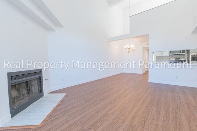 Foto del edificio - Spectacular 2 Bedroom, 2 Bath Condo with L...
