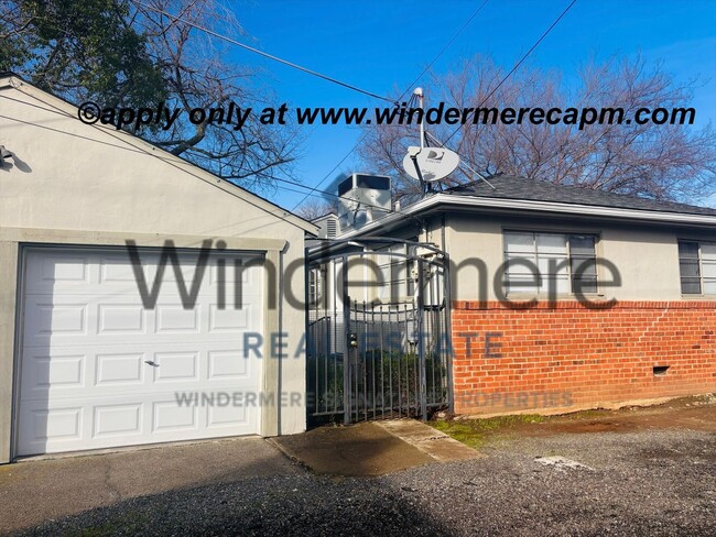 Foto del edificio - Unbeatable location! ! East Sac 2 bedroom 1 bath Duplex!!