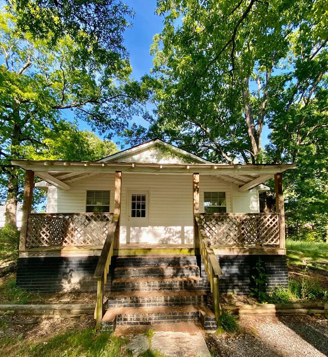 Building Photo - 620 N 6th House