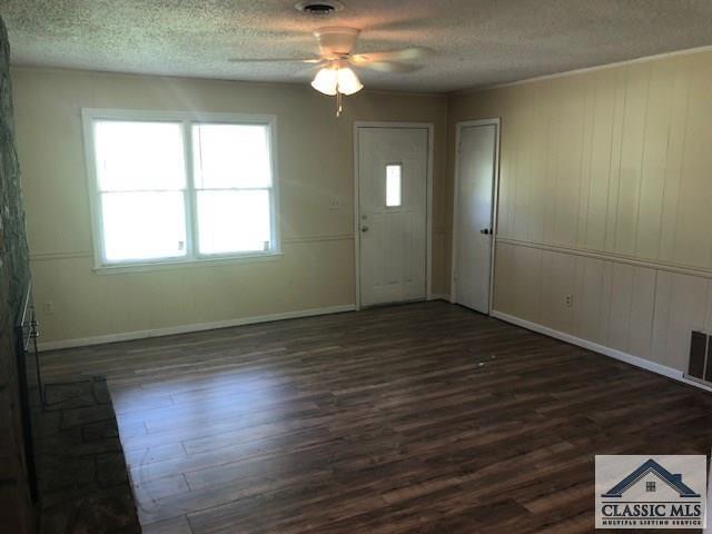Building Photo - 135 Quail Run Dr