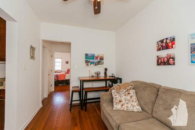 Building Photo - Beautiful Junior One Bedroom in Lincoln Park