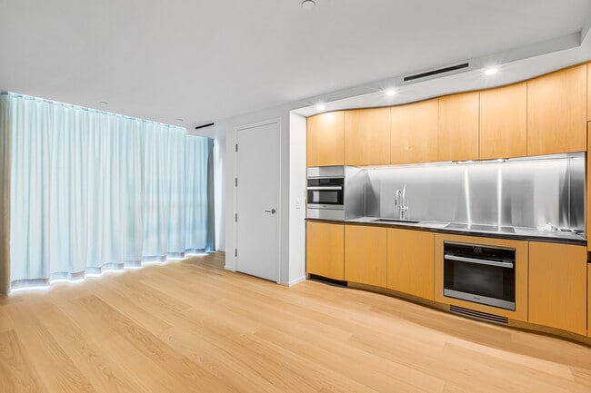 Building Photo - 401-1568 Alberni St