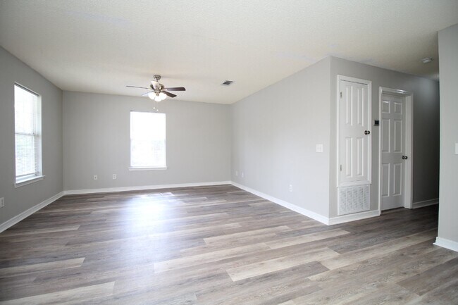 Foto del edificio - Gulf Breeze 3-Bedroom, 1-Bath Home Zoned for Top Schools with Quick Access to Pensacola and Pensa...