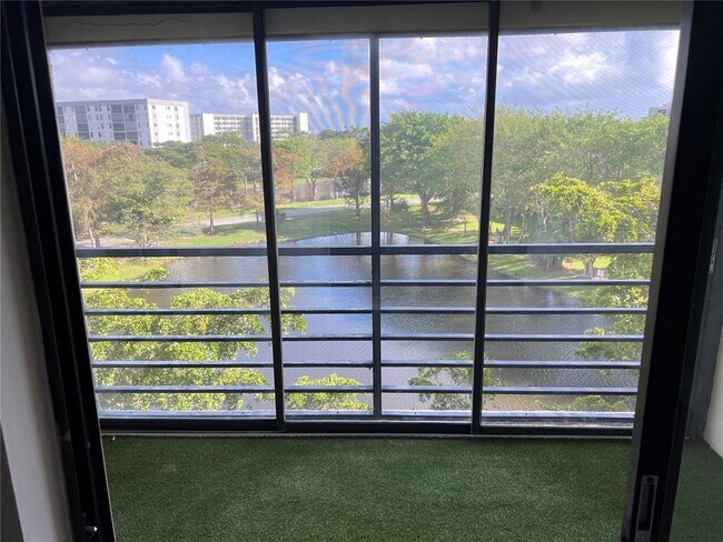Foto del edificio - 2304 S Cypress Bend Dr