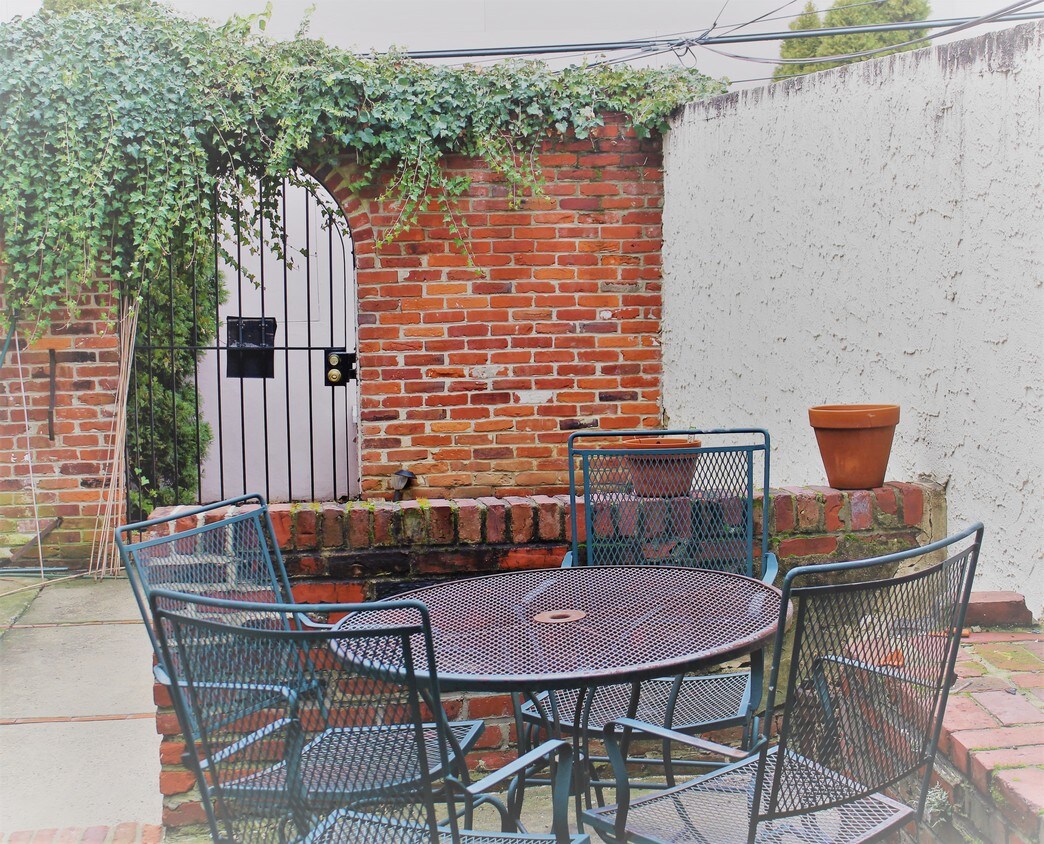 Courtyard - 7 Pigs Alley