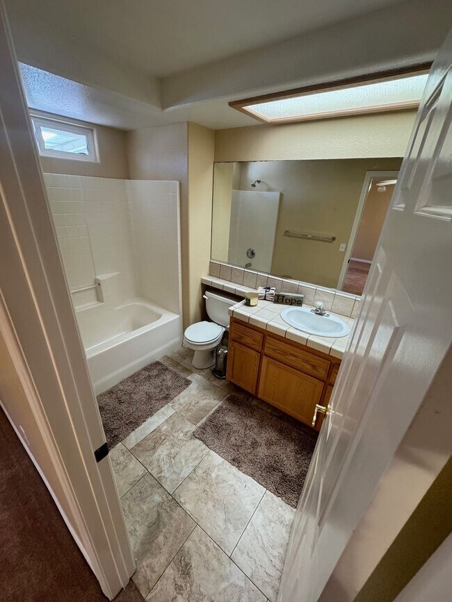 Foto del edificio - spacious 3 bedroom 2 bath home with beauti...