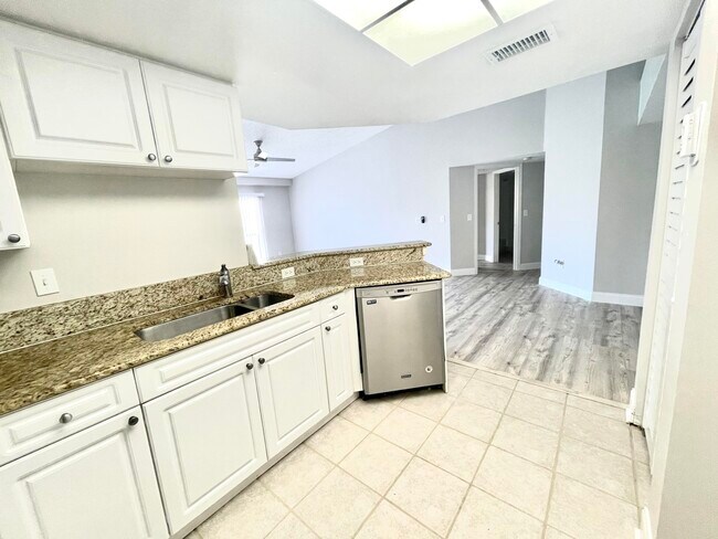 Building Photo - 1700 Crestwood Ct S