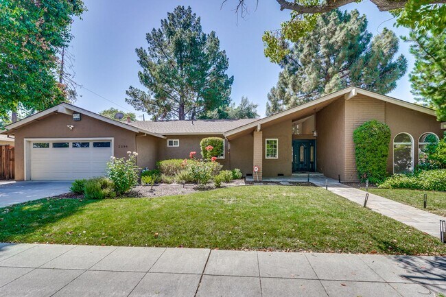 Foto del edificio - Recently Remodeled Home- Gourmet Kitchen- Near Downtown Campbell - 1 Primary Suite and 1 Junior S...