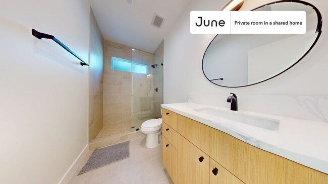 Building Photo - Private bedroom in 4 bed/3 bath Home