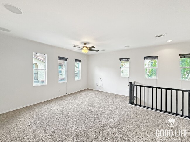 Building Photo - Welcoming 2B/2BA Condo with Balcony, In-Unit Laundry and Pool Access.