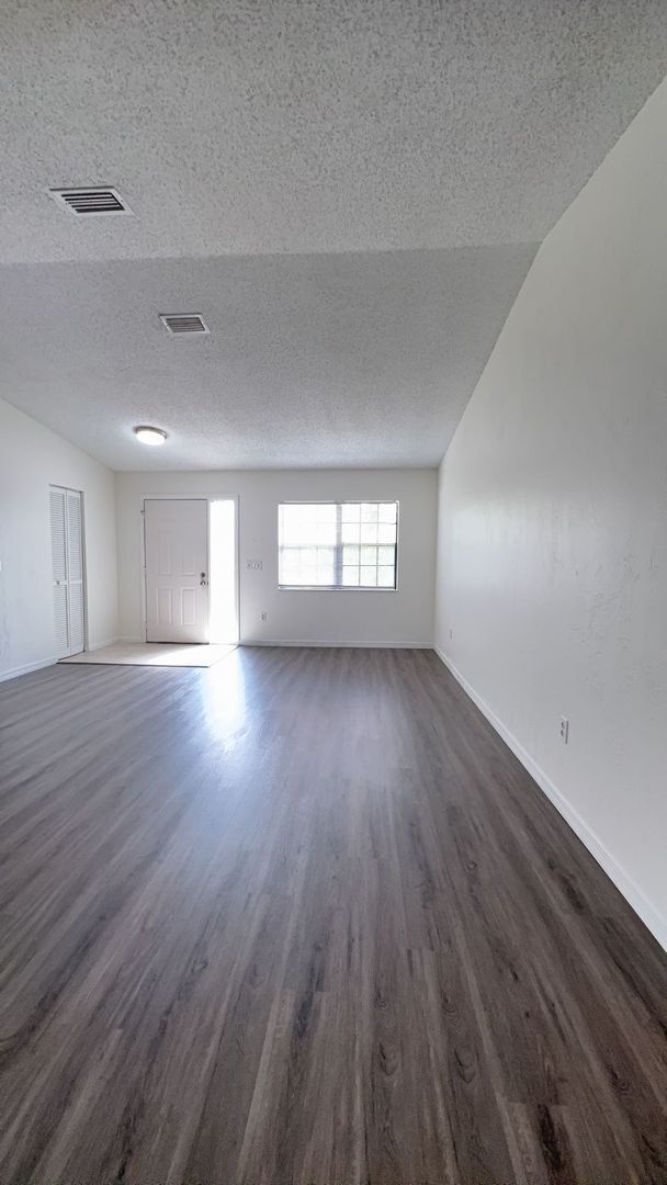 Foto del edificio - Spacious 3 bedroom, 2 bath, large screened...