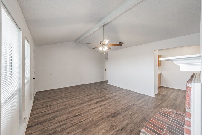 Foto del edificio - 3 bedroom 2 bath with large fenced backyard