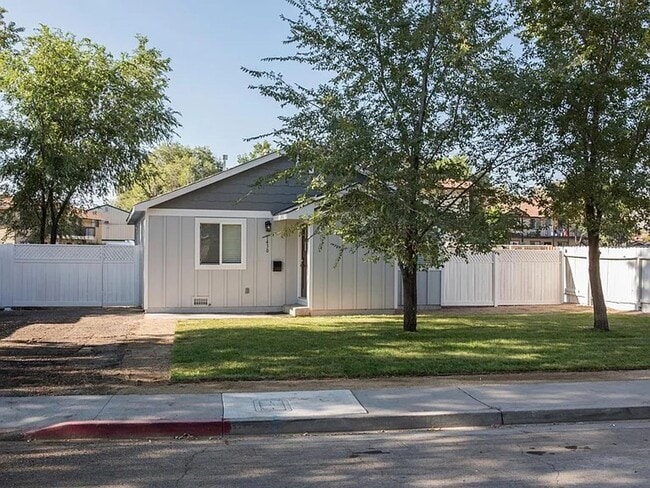 Building Photo - Updated Two bedroom with Large Fenced Yard