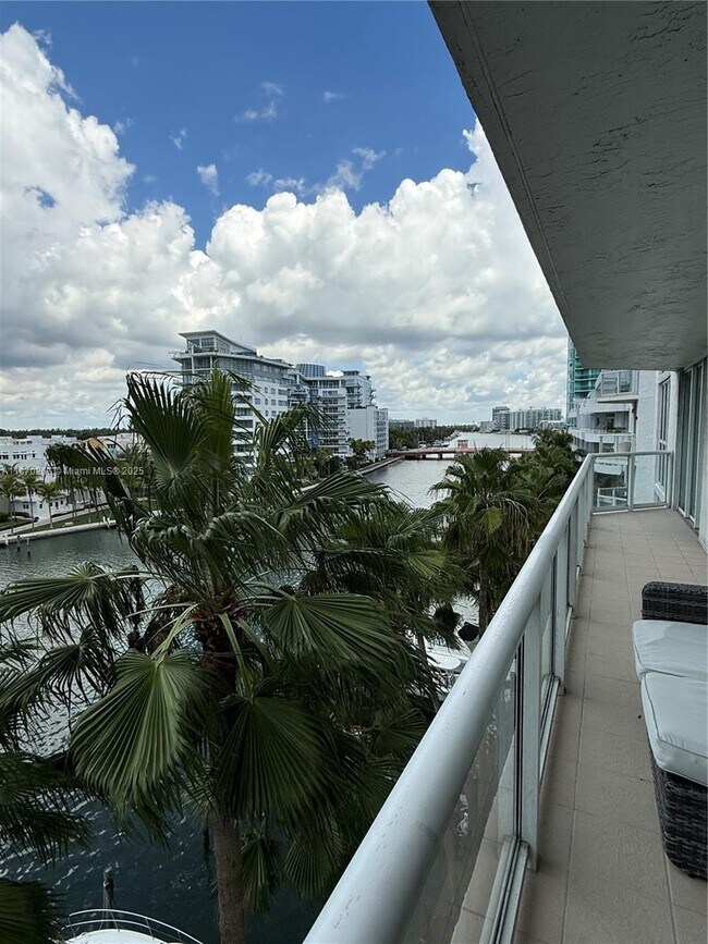 Foto del edificio - 5900 Collins Ave