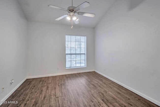 Foto del edificio - 1351 N Pleasant Dr