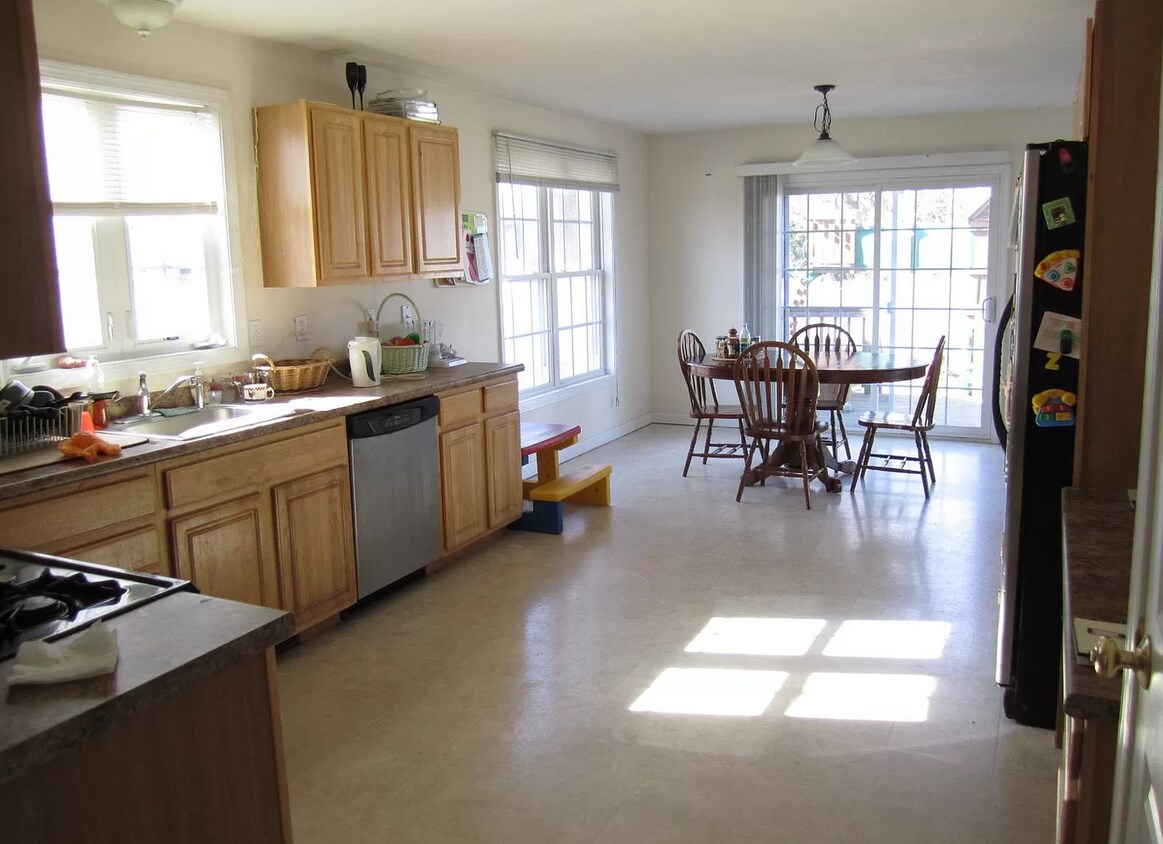 Primary Photo - Reduced Rent! 10% Off 1st Month's Rent for...