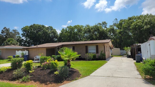 Building Photo - Annual unfurnished 3/2 SFH in convenient S...