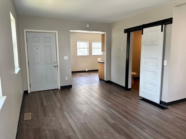 Foto del edificio - $1,175 | 1 Bedroom 1 Bath | Studio House | W&D | Fenced Yard | Central A/C