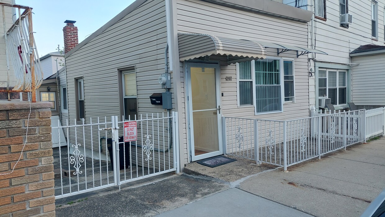 Primary Photo - 6202 Meadowview Ave