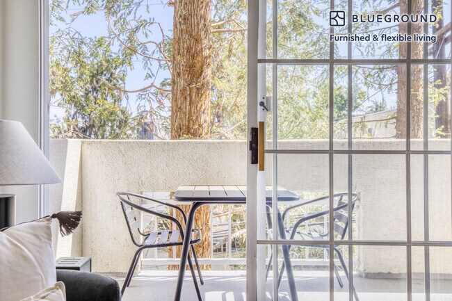 Foto del edificio - 114 N Doheny Dr