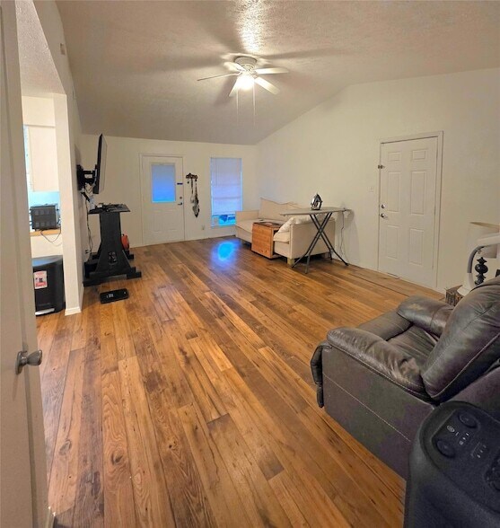 Foto del edificio - 15208 Spring Hill Ln