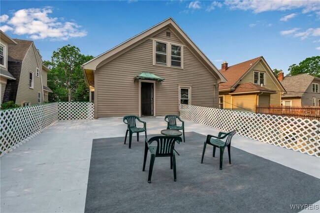 Foto del edificio - 1384 Amherst St
