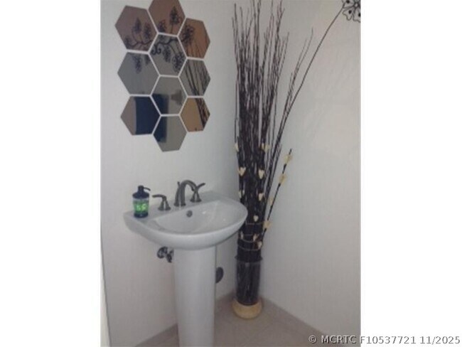 Foto del edificio - 14951 Royal Oaks Ln
