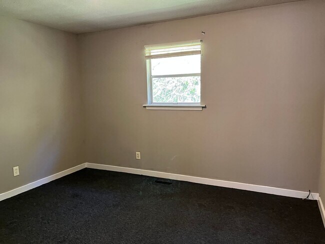 Building Photo - 2 bed 1 Bath Duplex