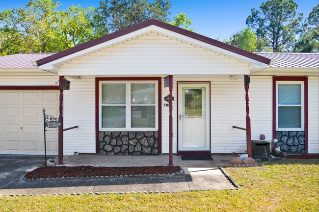 Building Photo - 3 bed 2 bath home with solar panels and la...
