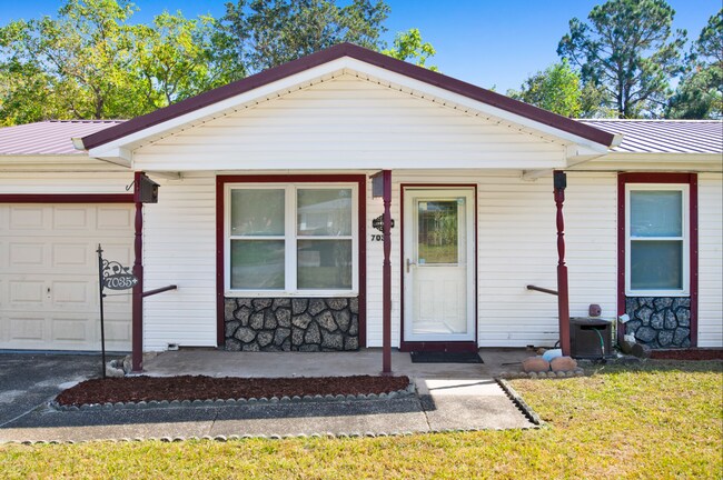 Foto del edificio - 3 bed 2 bath home with solar panels and la...