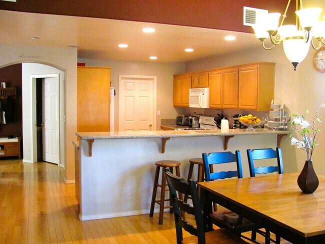 Building Photo - Spacious Home in Gated Community