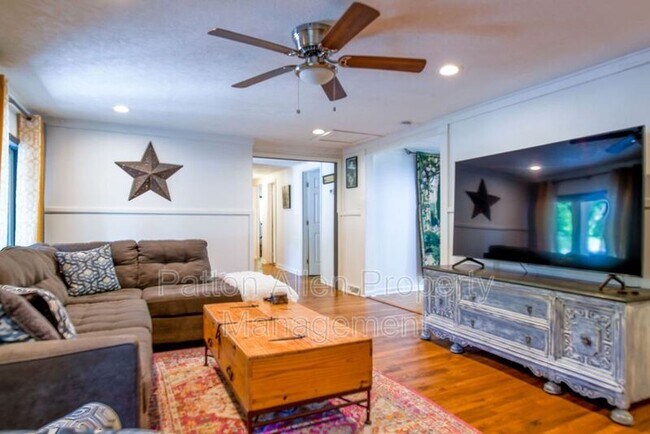 Foto del edificio - 2143 Pisgah Hwy