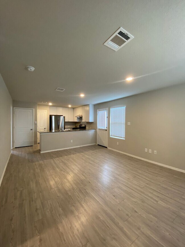 Building Photo - Move in Ready 3 bd/2 ba with bonus rooms!