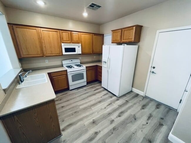 Building Photo - Charming 3 Bedroom in 55+ Solera, Laminate...
