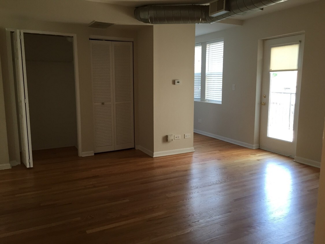 Primary Photo - 2520 W Leland Ave