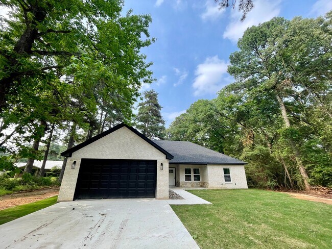 Foto del edificio - 17562 Highland Cir