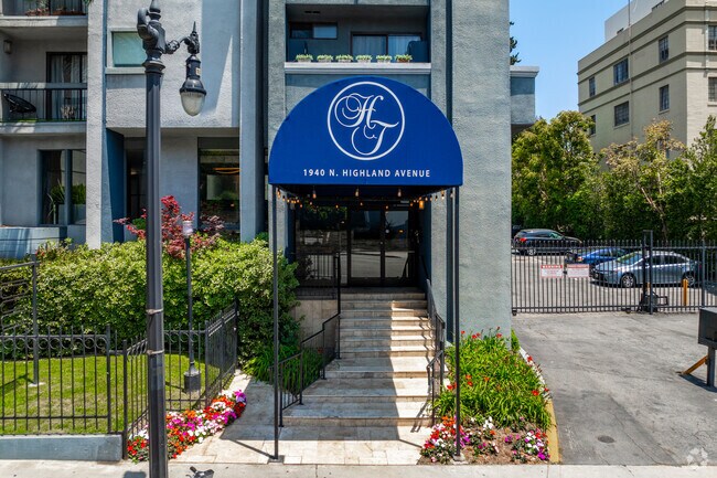 Entrada - 1940 N Highland Ave