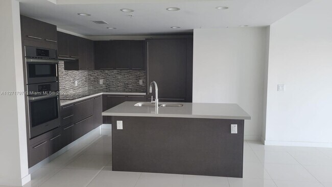 Foto del edificio - 7875 NW 107th Ave