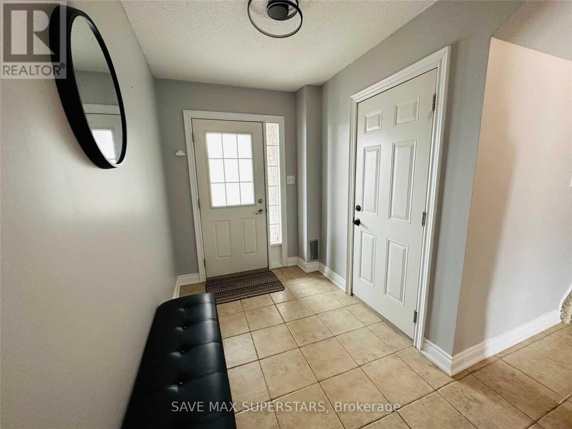 Photo principale - 49-49 Ferndale Dr S